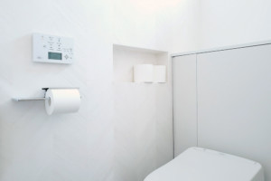 白い空間のトイレ